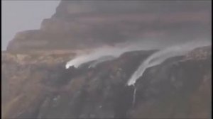 Экстренное видео: Вода течет вверх по отвесной скале - это сняли на видео. Гравитация не работает?