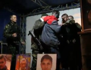 2014.02.22. Ровно. Сашко Билый Музычко в центре города с автоматом