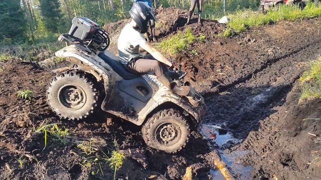 Suzukis and Honda TRX go through a deep trench. смотреть онлайн