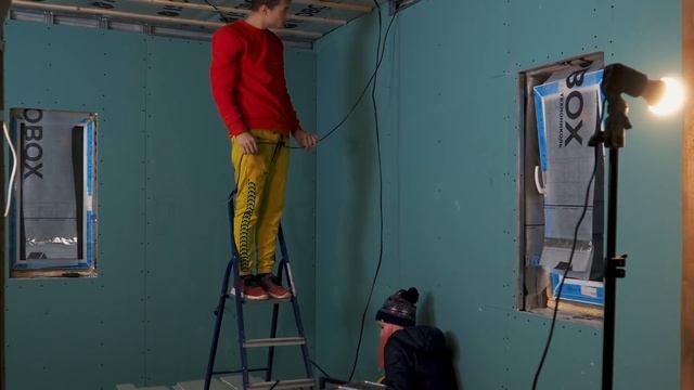 Да кому нужна эта гофра? Сделали проводку иначе и спим спокойно. Проводка в доме своими руками! смотреть онлайн