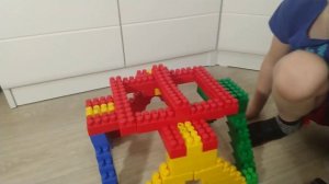 Эйфелева башня. Артём  строит из конструктора Лего. Классная игра.