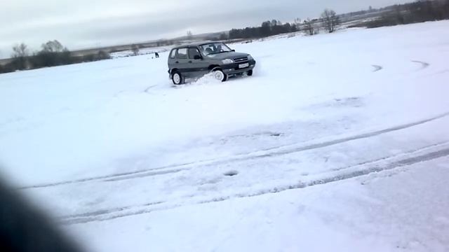 Дрифт по льду на Ниве Шевроле смотреть онлайн