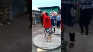 Бабушки танцуют