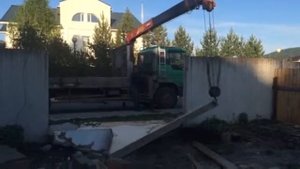 Демонтаж плиты бетонного забора для заезда. Рабочие процессы компании "Основа"