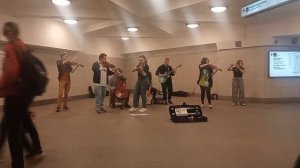 Оркестр в переходе красиво играет