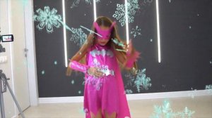 НОВОГОДНИЙ КОСТЮМ ВИКИ ШОУ! ЭЛЬЗА или ЛЕДИ БАГ кто красивее? Новый год Viki Show!