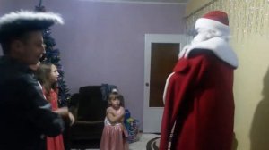 ?К нам пришёл Дед Мороз!? Подарки на Новый Год!⭐Звёзды Мариника и Софи