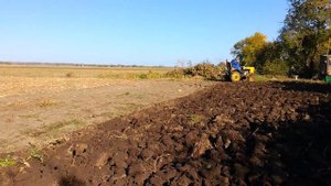 Первая пахота самодельным мини трактором и конным плугом.