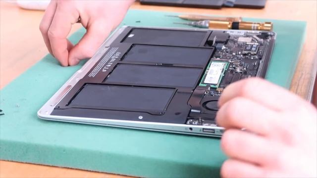 How to replace a battery on a Macbook Air (2013/14)? - Macoutlet Tutorial смотреть онлайн