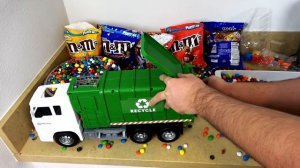 ИГРУШЕЧНЫЙ ГРУЗОВИК И МНОГО КОНФЕТ