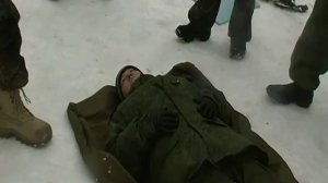 переноска раненого на плащ палатке и мягких носилках 1