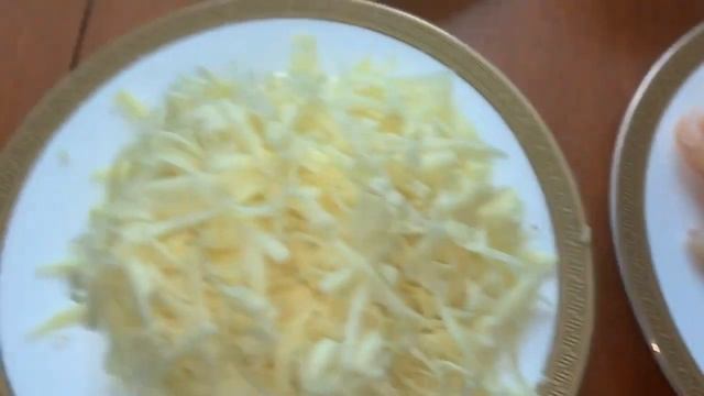 Салат с креветками, ананасом и сыром.