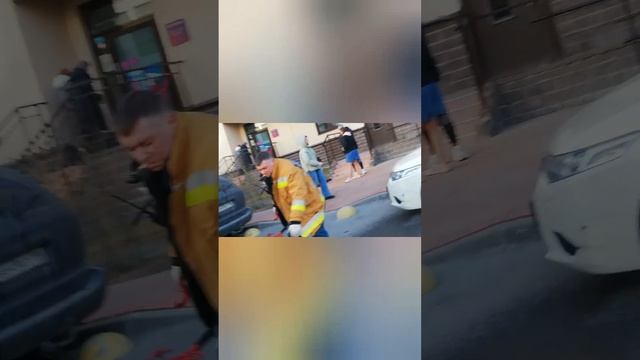 в доме был пожар приехали пожарные,скорая и полиция