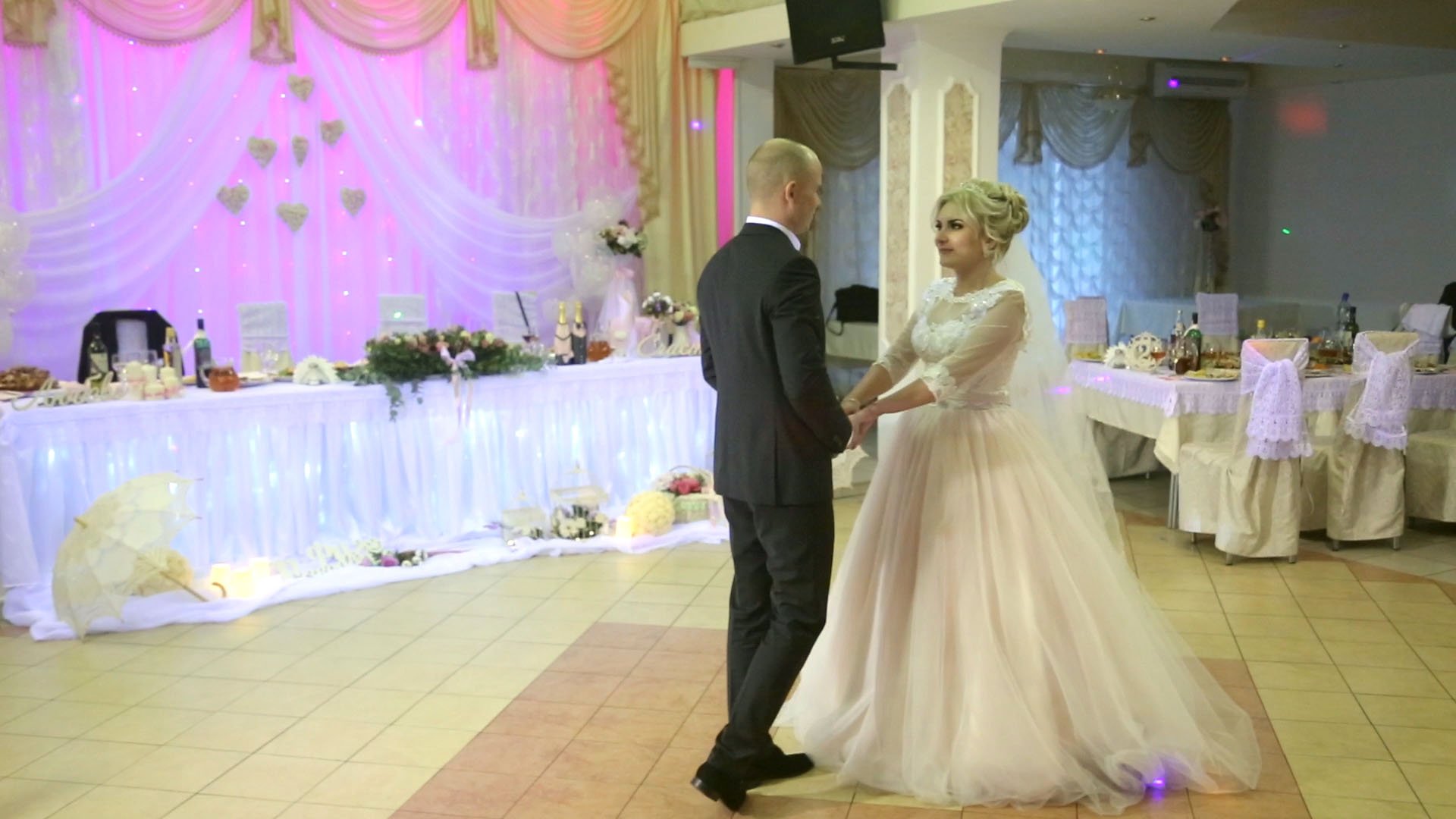 Симпатичная пара молодожёнов танцует свой первый танец на свадьбе. смотреть онлайн