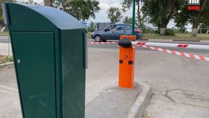 Новые шлагбаумы и терминалы оплаты парковки на Дворце Пионеров