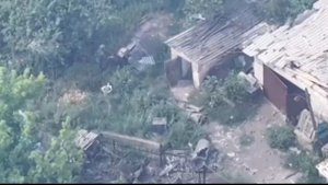Новосёловка /Боец ВС РФ берет в плен двух солдат ВСУ в западной части села.