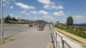 Танки на Волге. Музей боевой техники под открытым небом на речной набережной в Волгограде.