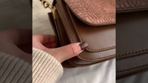 Женская, маленькая сумка с клапаном и 3 отделениями, на ремне через плечо