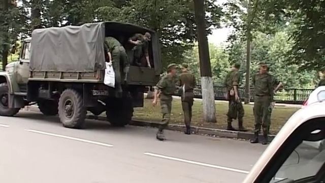 В Ярославле солдата-срочника зажало тяжелой техникой смотреть онлайн
