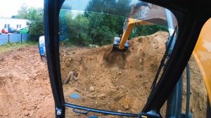 Погрузка самосвала. Вид из кабины экскаватора CASE CX220C LC HD