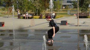 Girls, fountain and wet trousers and dresses-1 ! / Девушки, фонтан и мокрые брюки и платья-1 !