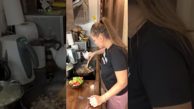 ОПЯТА ЖАРЕНЫЕ/ ФОРЕЛЬ СОЛЕНАЯ / ПИРОГ С ПЕРСИКАМИ/ ПЮРЕ
