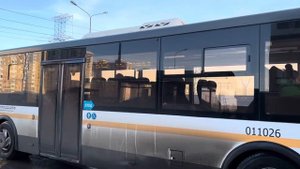 Автобус ЛиАЗ-5292.65-03 следует по маршруту 1225A ”м. Новокосино - Школа(Вертолётная ул.)”