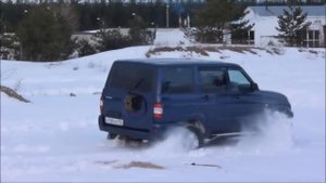 Девушка за рулем УАЗ Патриот по снегу