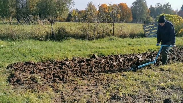 Пашем электроплугом огород