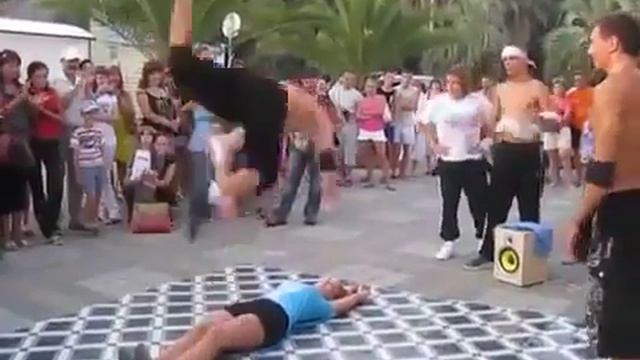 Классное уличное шоу классно танцуют девушке повезло смотреть онлайн