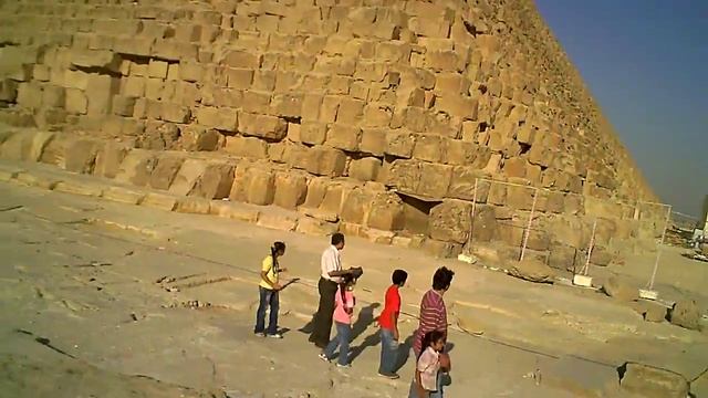 Walking through the Pyramids of Giza смотреть онлайн