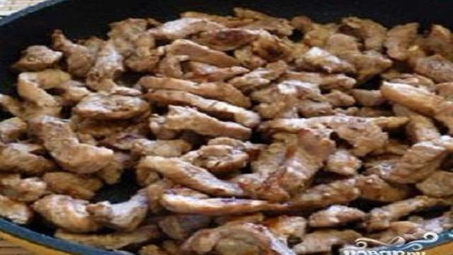 Свинина тушеная в сметане