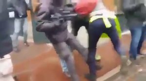 Des hommes de la BAC tabassent un Gilet Jaune à terre.