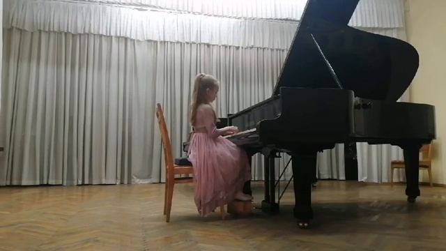 Гетманова Татьяна1) В. Жубинская "Колыбельная"2) Ч. Пирсон "Мышонок в угольной корзине"