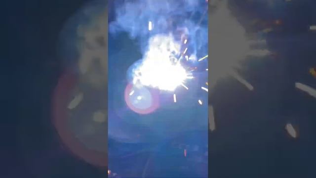 Prueba de la soldadora Iron-140 lusqtoff para electrodos mma 120 Amp en casafranchi con 2,5mm y 3mm смотреть онлайн