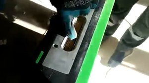 Врезка скрытых петель в алюминиевую кромку.