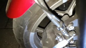 Демонстрация: тормозная колодка слегка трется по диску / Honda NC750x