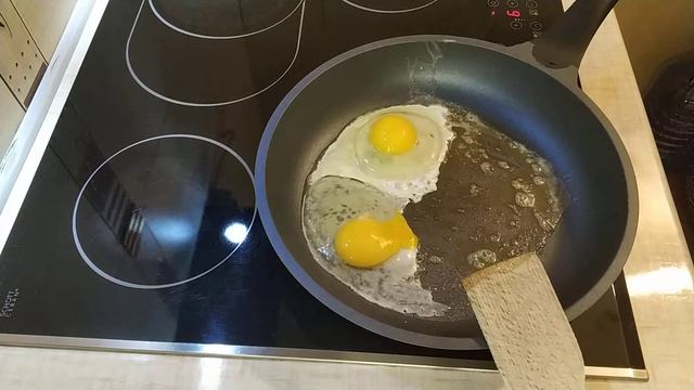 Как пожарить глазунью - перевертыш (без жидкого белка) смотреть онлайн