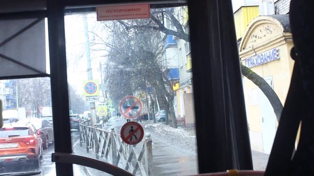 Съезжаем на улицу Маяковского в Химки и едем дождливым днем до площади Победы на автобусе смотреть онлайн