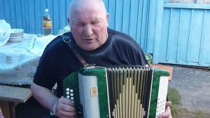 Дедушка играет на баяне