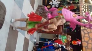 Девочка классно танцует индийский танец