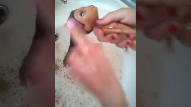 Как мыть волосы кукле смотреть онлайн
