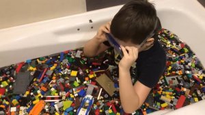 ЦЕЛАЯ ВАННА С ЛЕГО. КУПАЮСЬ В ЛЕГО. МНОГО LEGO.