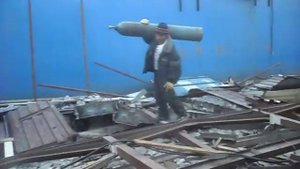 СИЛЬНЫЙ ЧУВАК В ОДИНОКОГО ТАЩИТ КИСЛОРОДНЫЙ БАЛЛОН