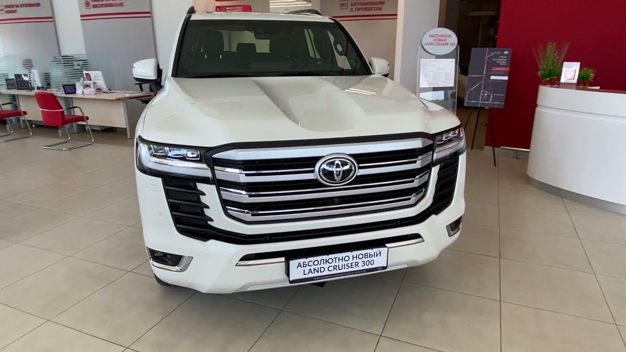 Toyota Land Cruiser 300 в автосалоне