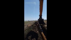 Экскаватор cat zeppelin z216 в работе.