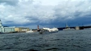 катер ракета на низком старте