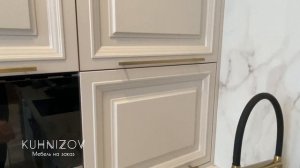 Обзор стильной квартиры с кухней в стиле неоклассика