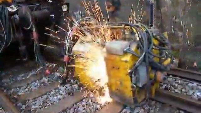 Как сваривают рельсы для бесстыкового пути - машина ПРСМ смотреть онлайн