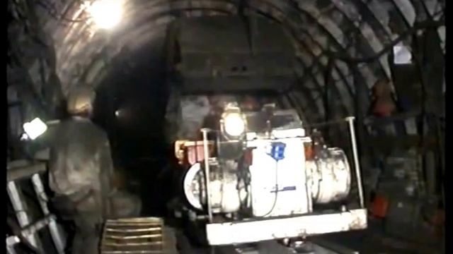 Добыча угля.Как происходит демонтаж и доставка в шахте. смотреть онлайн